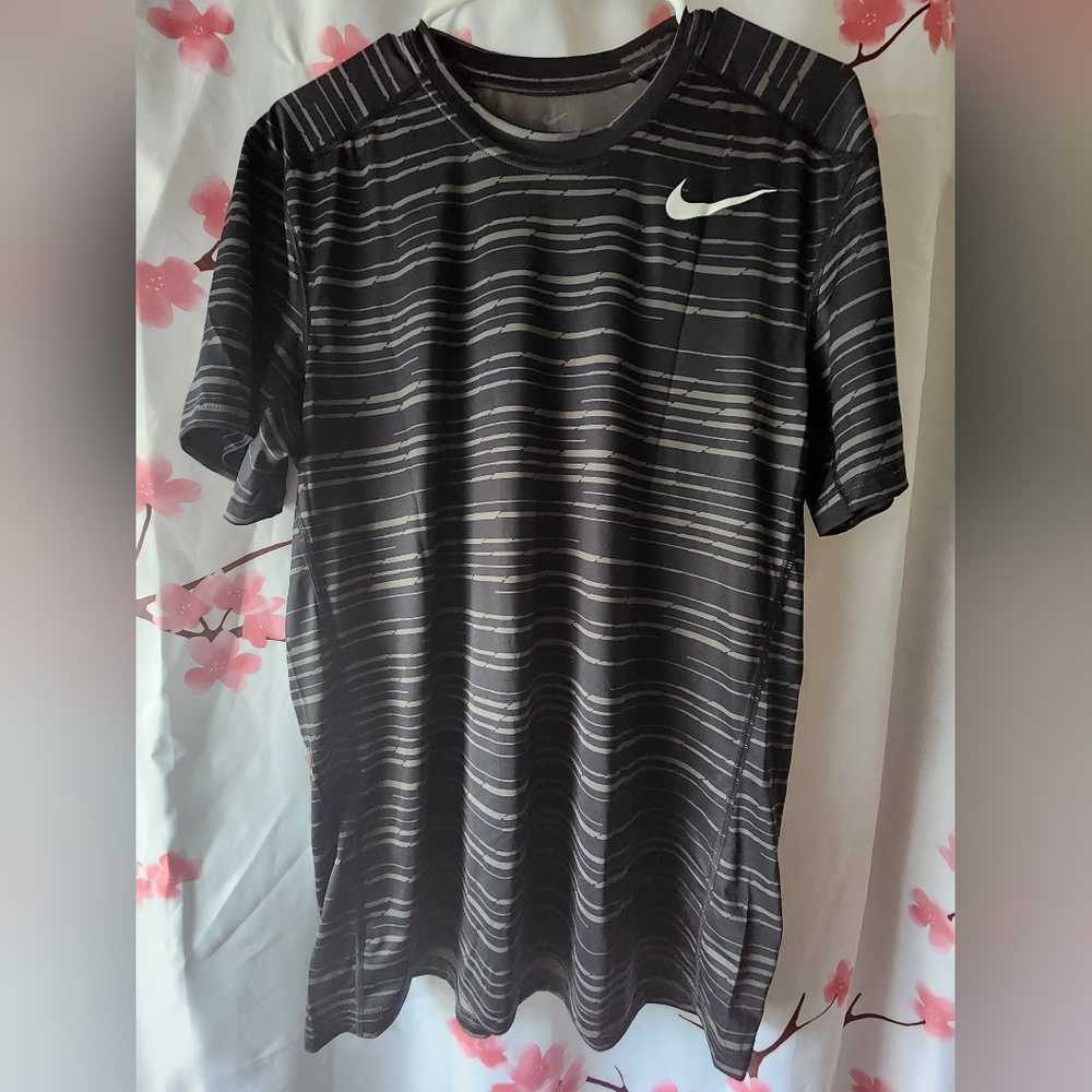NWOT Men's Nike Dri-Fit Fitted Black Gray Striped Logo Short Sleeve Shirt Large